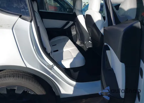 2022 Tesla Model Y Long Range Dual Motor All-Wheel Drive z USA, uszkodzony, nr VIN 7SAYGDEE0NF370077